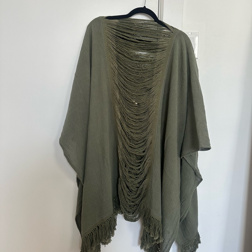 Caravana poncho in army green. Tulum fashion. In perfect condition